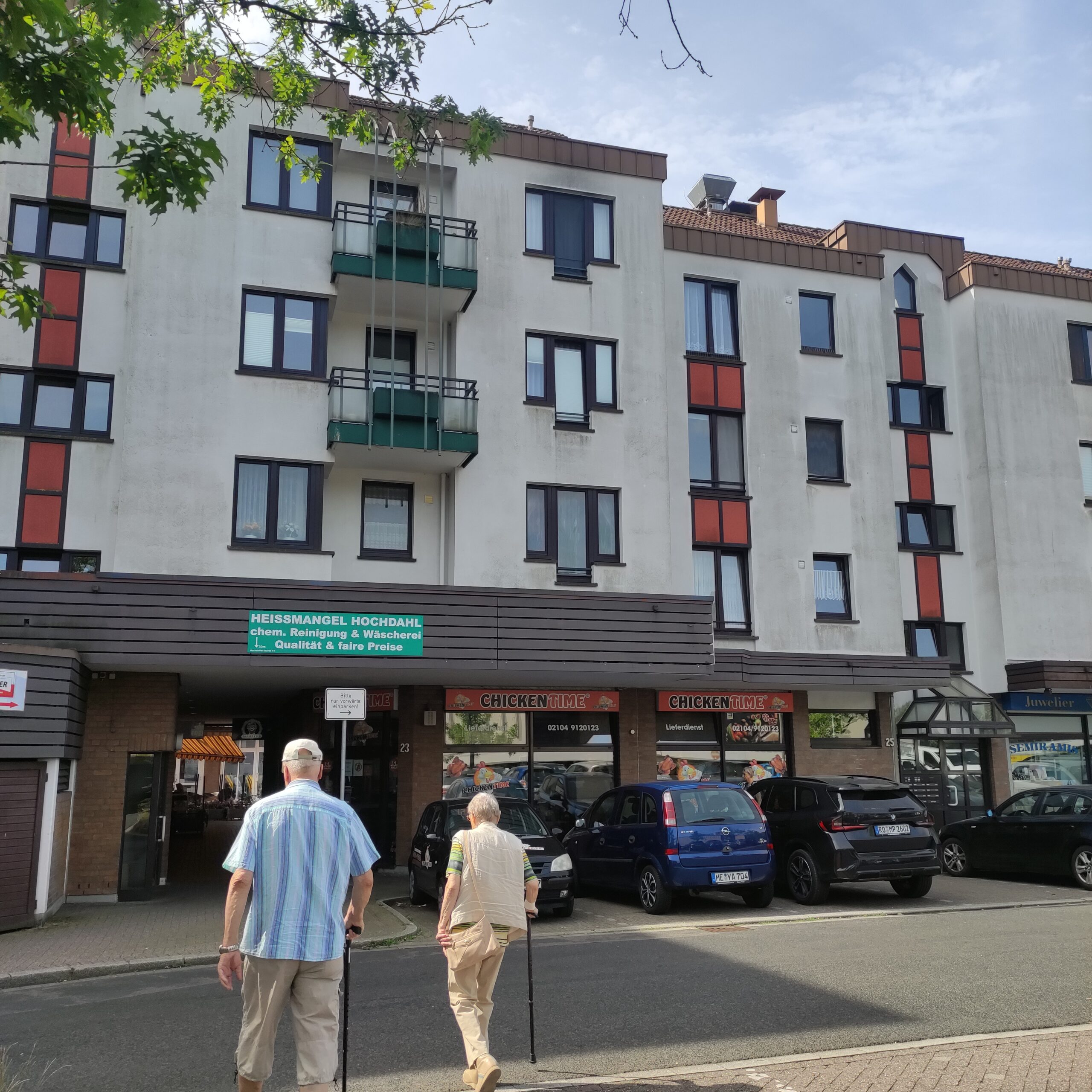 Hauseingangsseite direkt am Parkplatz