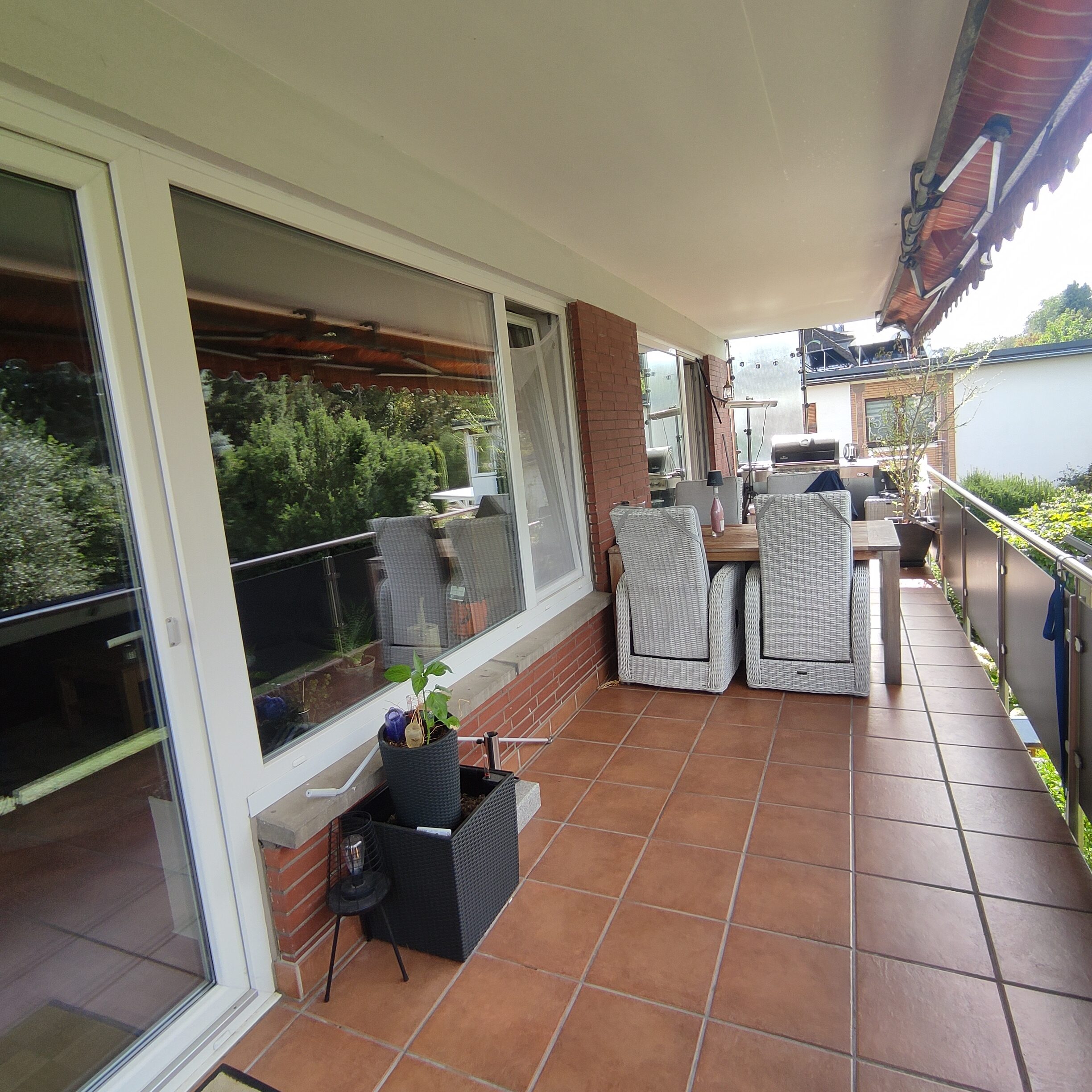 Großer Balkon vor Wohn-und Schlafzimmerraum